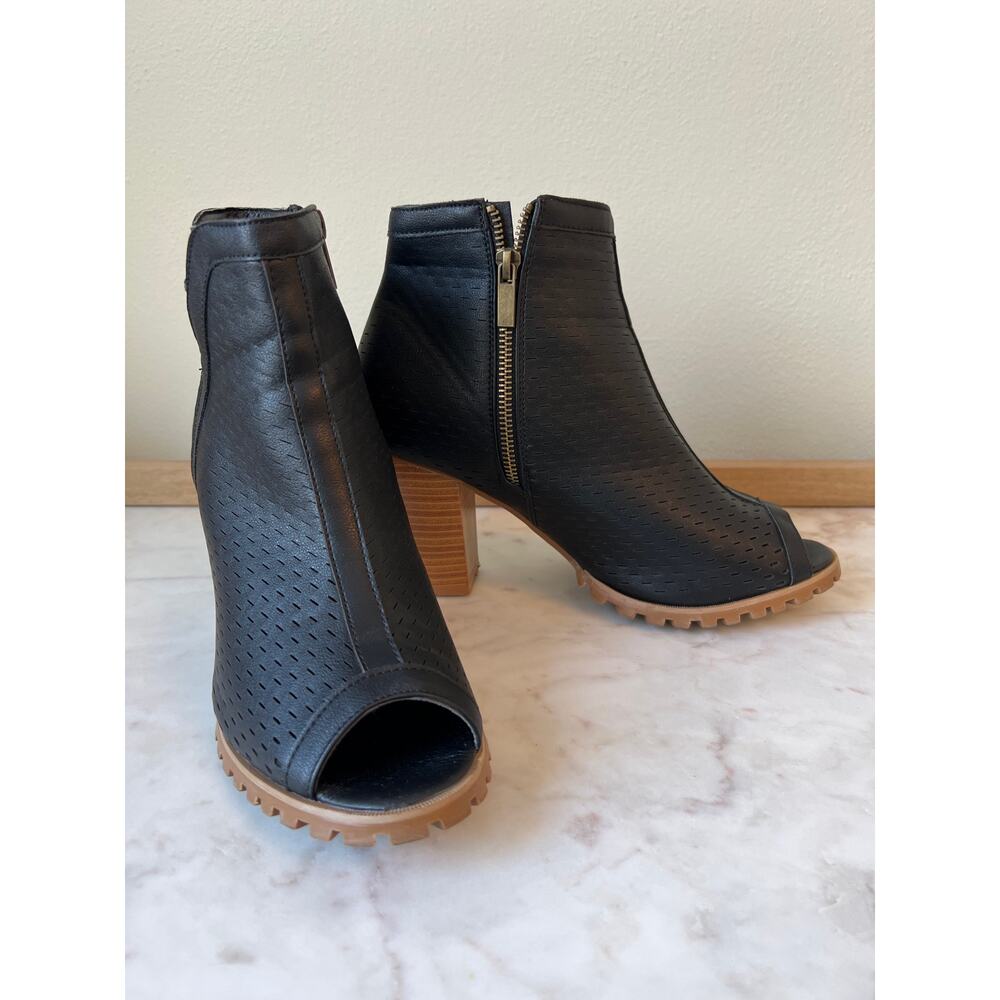 Seven7 Peep Toe Boot w 3” Heel Zippered Sides Womens Sz 10 Shoes Block Heel